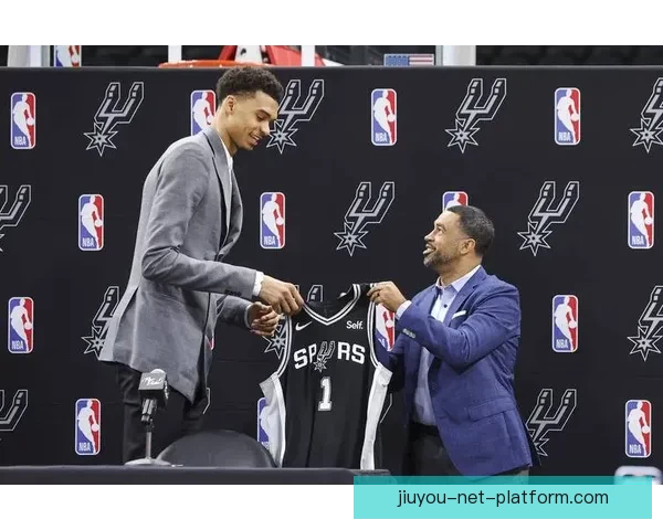 科尔感叹篮筐在文班亚马面前如同玩具 马刺新星明确MVP是未来奋斗目标