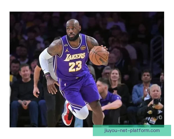 41岁勒布朗差1篮板创三双纪录却遭争议判罚 湖媒怒批裁判判决荒谬